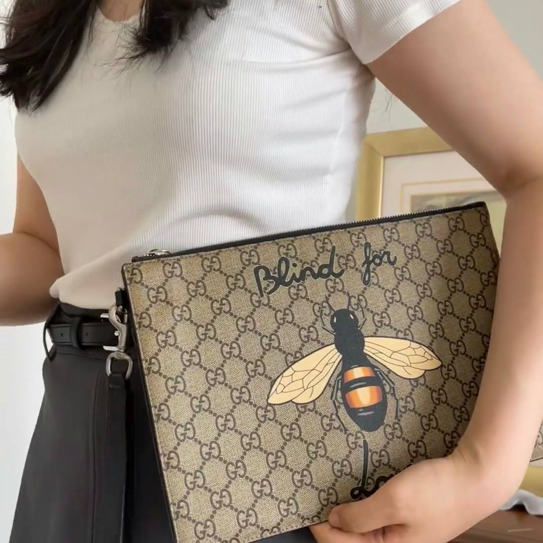 Gucci GG Supreme Bee Pouch