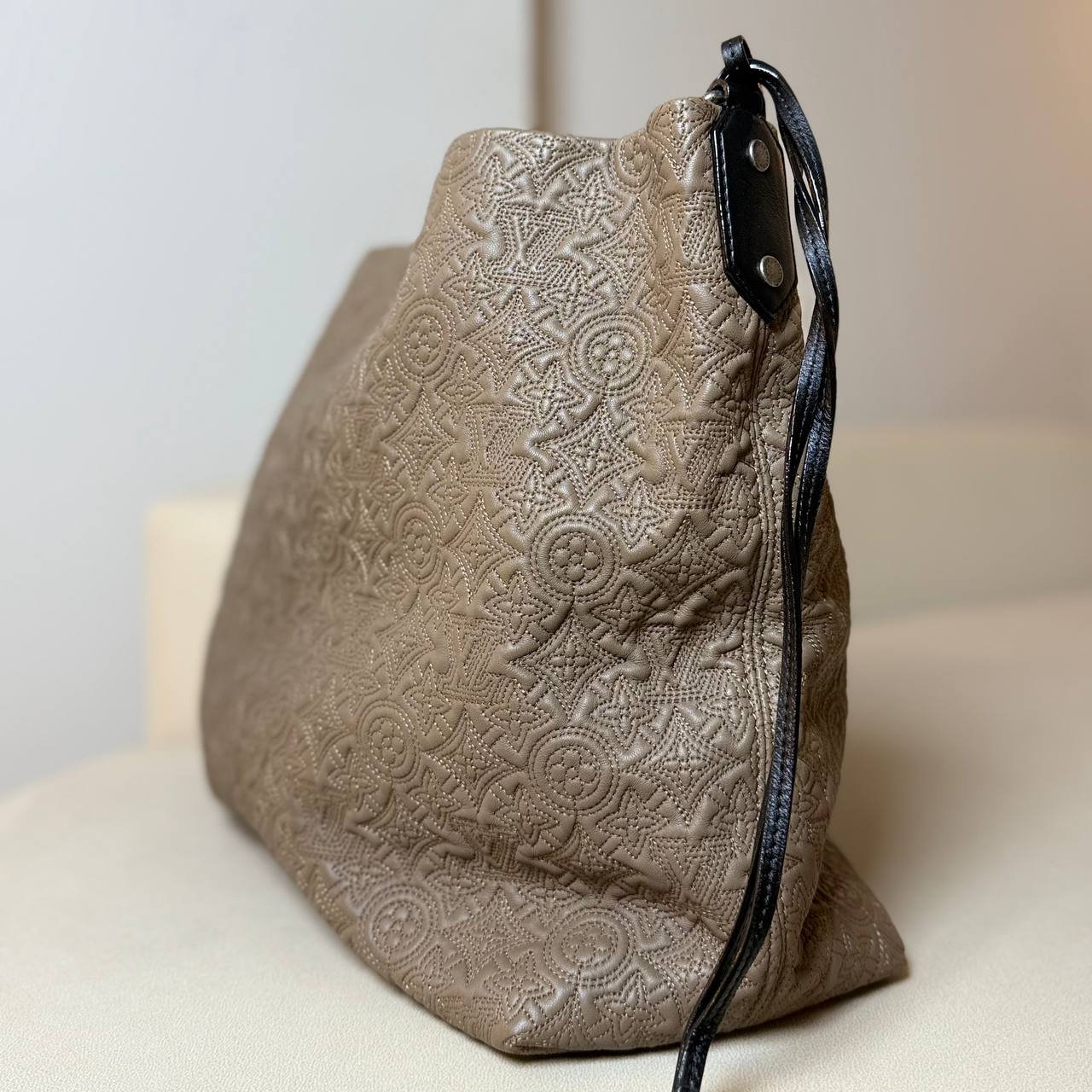 LV Antheia Hobo PM