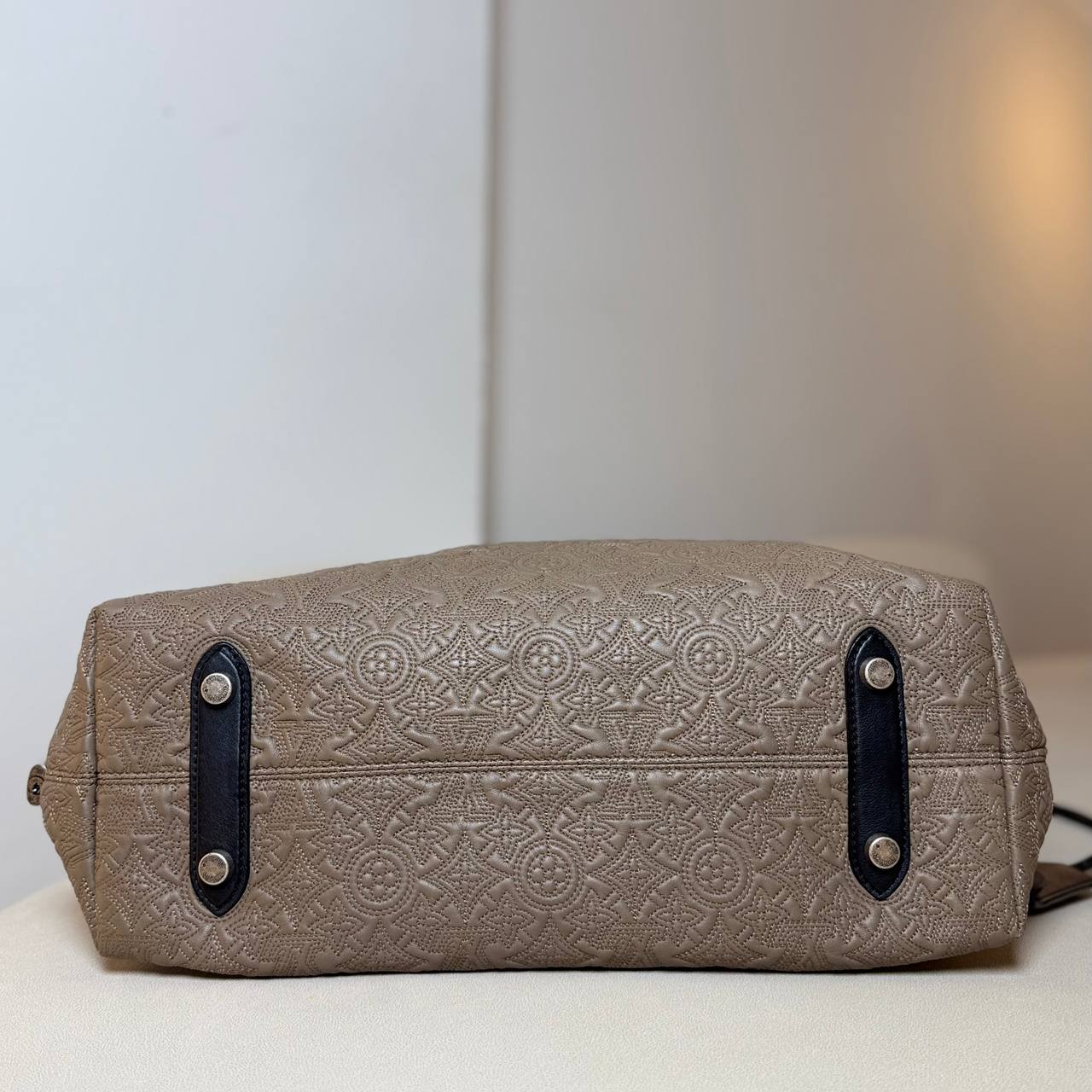 LV Antheia Hobo PM