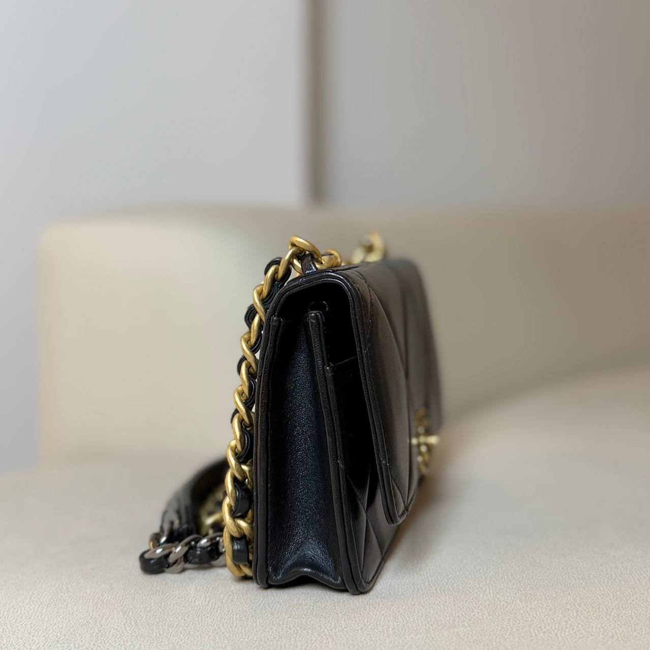 Chanel 19 WOC